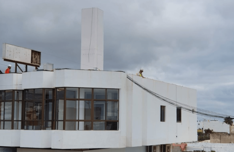 Antena de telefonía móvil camuflada en un edificio comercial de El Calero Alto (Foto TA)